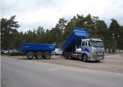 gamla lastbilen med släp